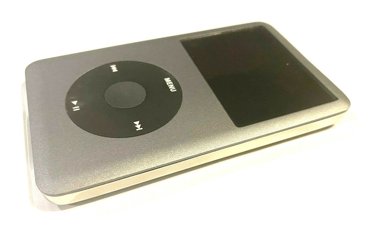 Apple iPod classic 6th Generation Gray (120GB) MP3 - Bundle with