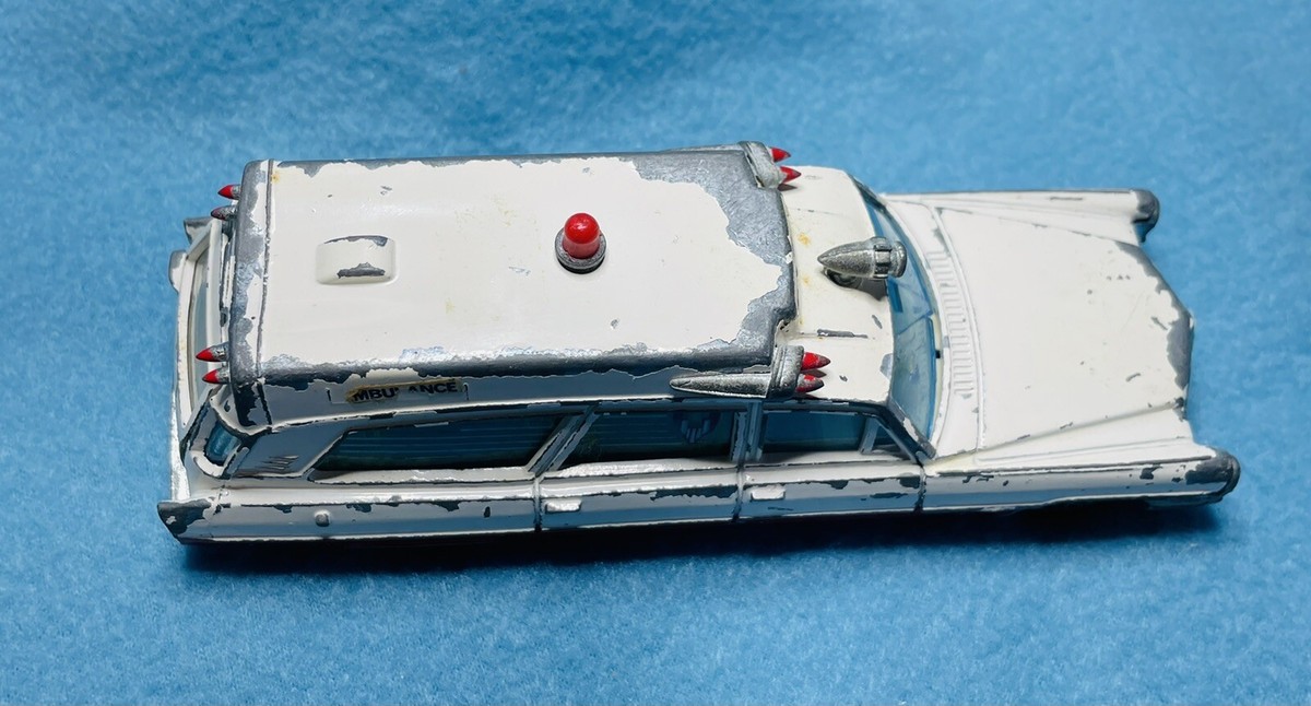 Dinky Toys No. 288 SUPERIOR CADILLAC AMBULANCE - 1:43 - England
