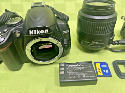 NIkon D3000 AF-S NIKKOR 18-55mm f3.5-5.6G付き バッテリー 充電器 取り