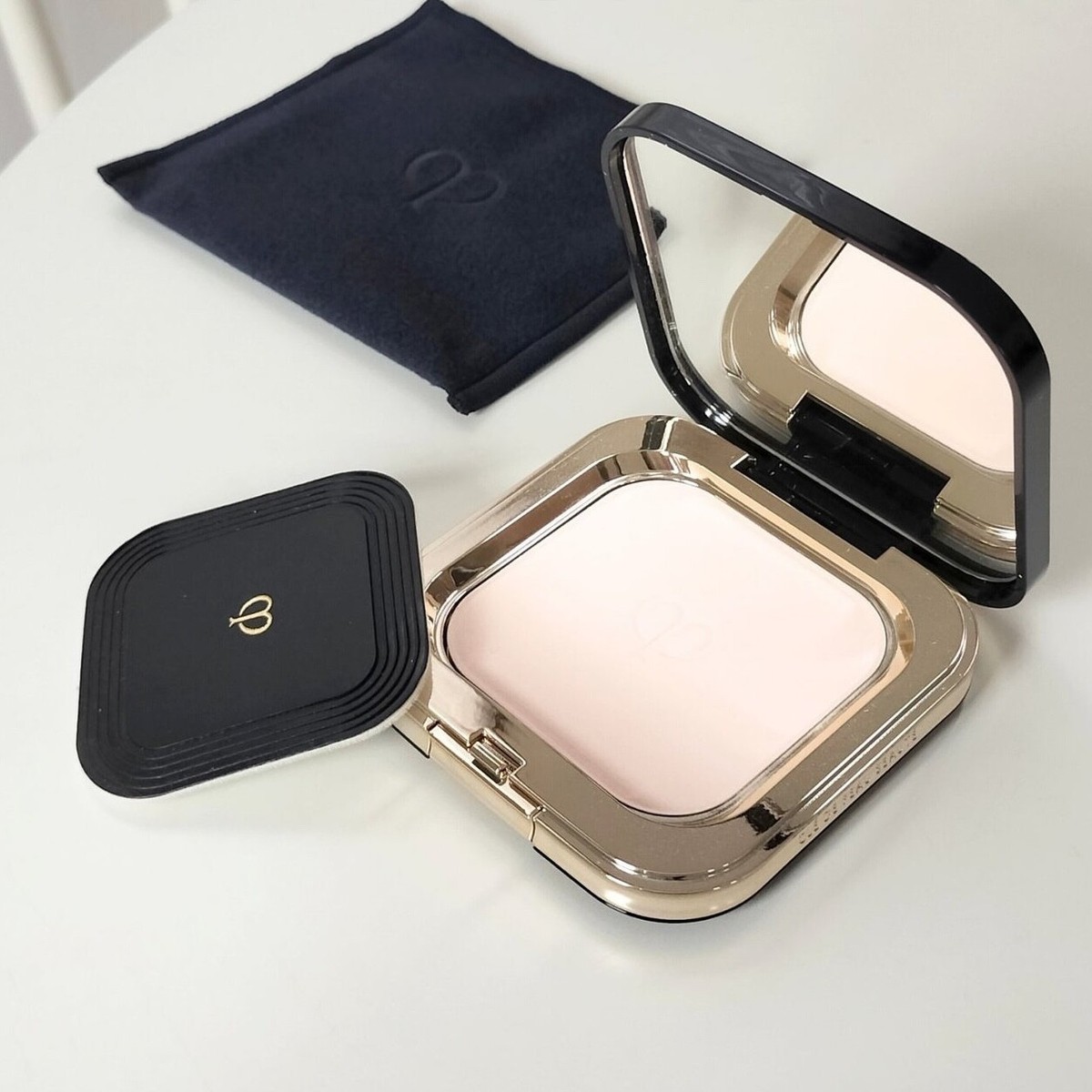 CLE DE PEAU BEAUTE Poudre Compacte Essentielle N Pressed Powder