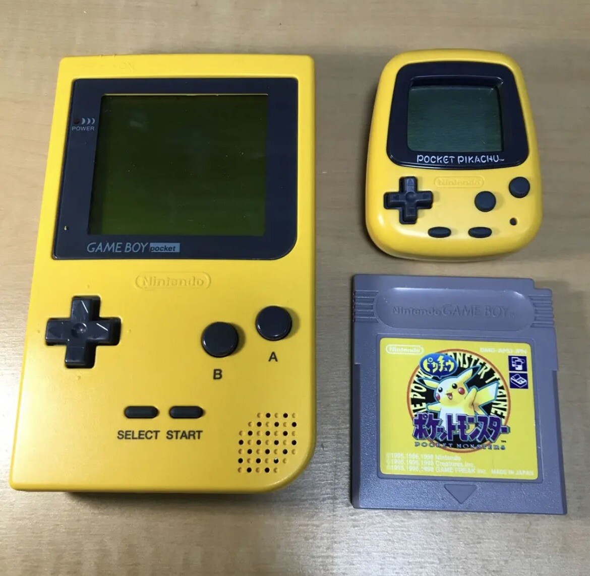 Nintendo GameBoy Pocket yellow & Pokemon Pikachu Soft & Pocket