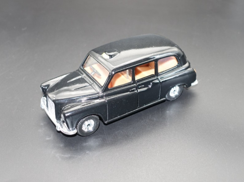 Corgi 425, London taxi - Free Price Guide & Review