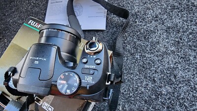 Fujifilm Finepix S2500HD 12MP Digital Camera 18x Optical Zoom Cap