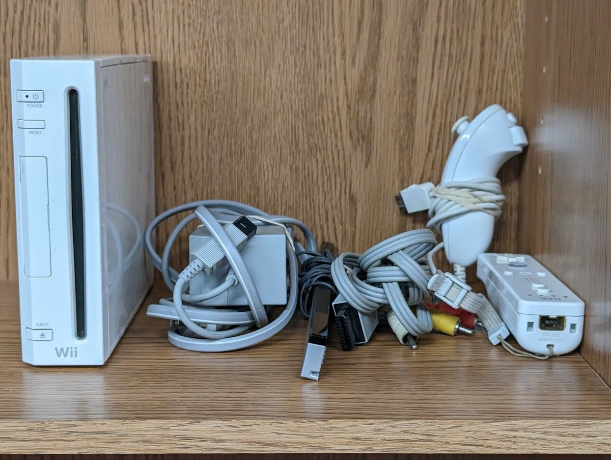 Nintendo Wii Console White RVL-001 GameCube Compatible Complete