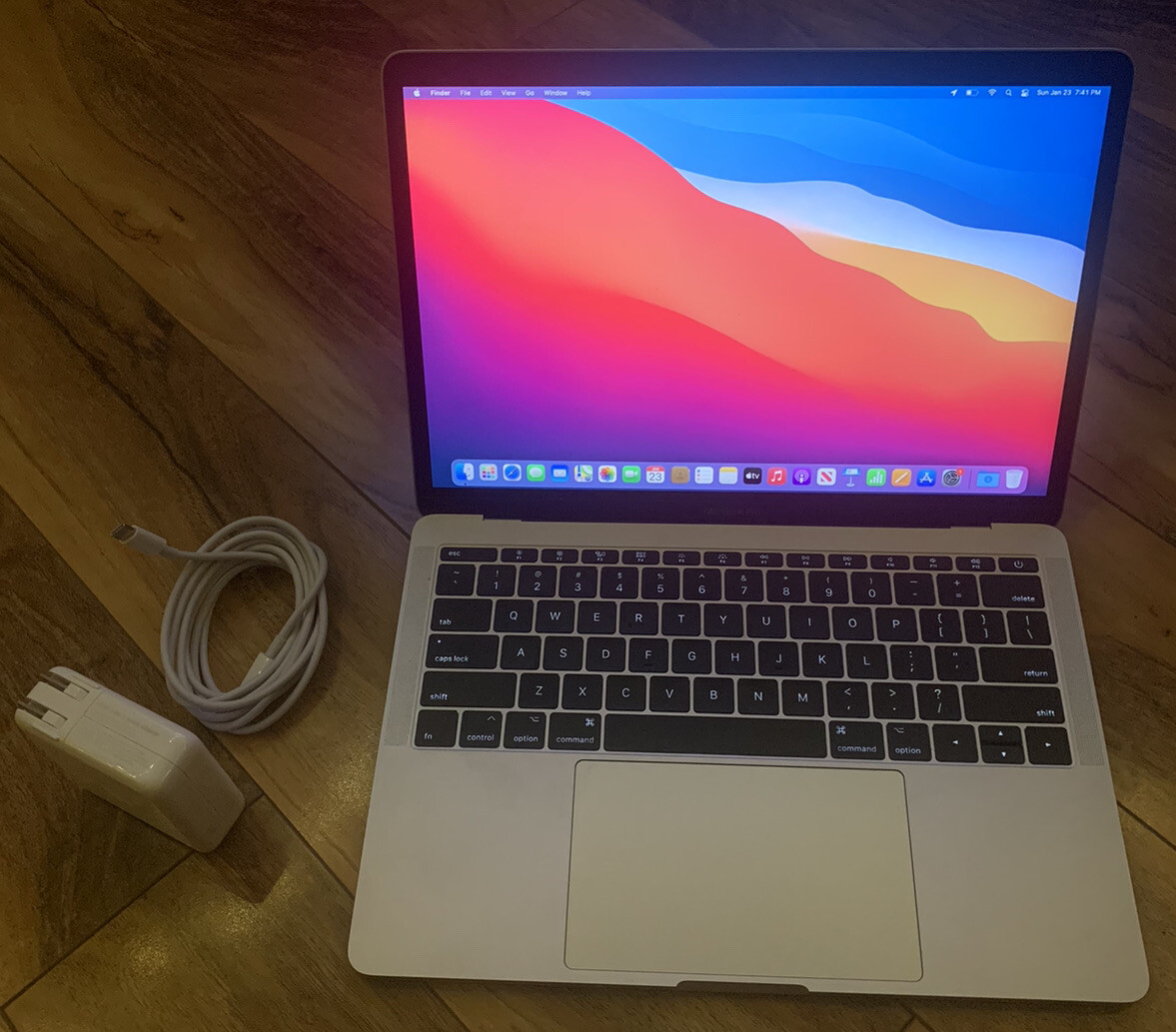 MacBook Pro (13-inch, 2017, Two Thunderbolt 3 ports 2.3 GHz Dual