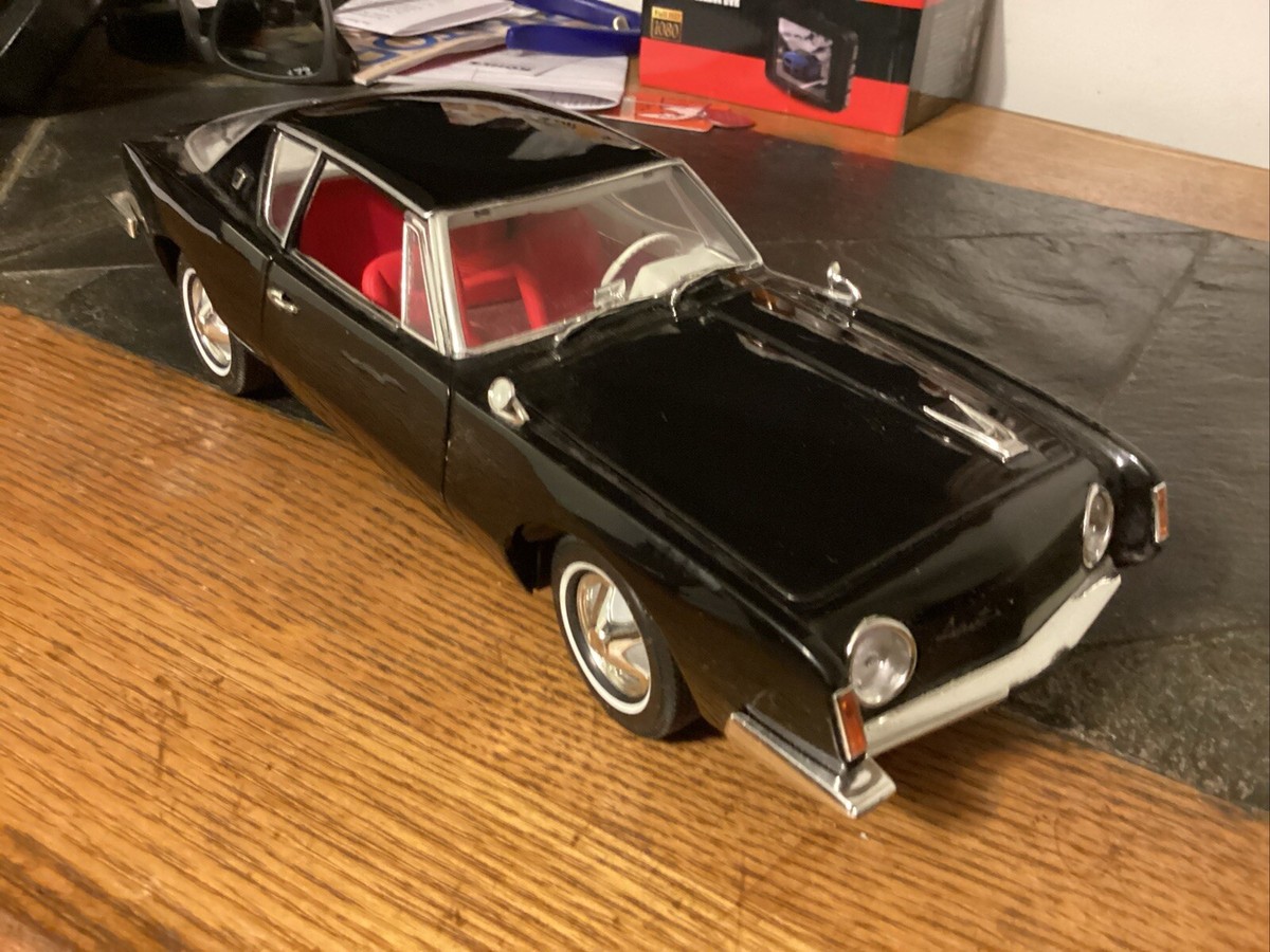 Signature 1/18 Scale Diecast 18101 - 1963 Studebaker Avanti
