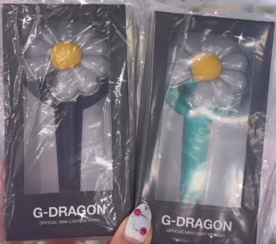 G-Dragon Official Mini Lightstick Keyring -mint, black *message
