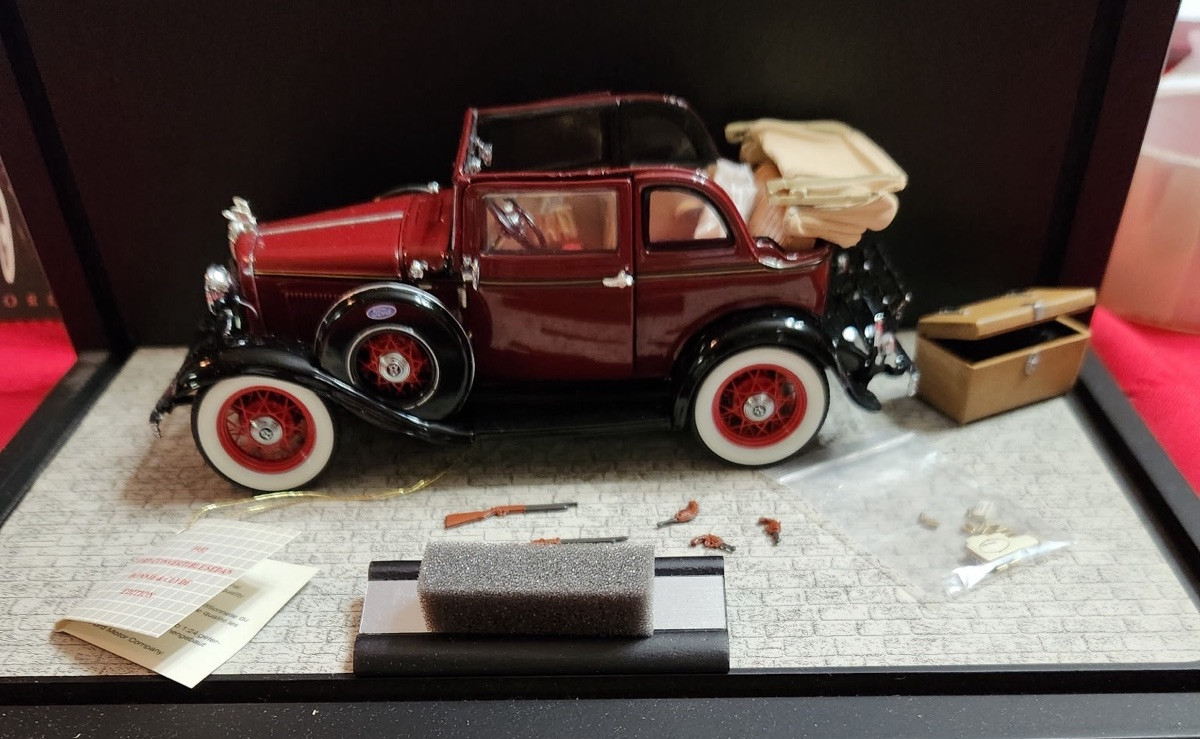 Franklin Mint Precision Bonnie & Clyde's 1932 Ford V-8 Model