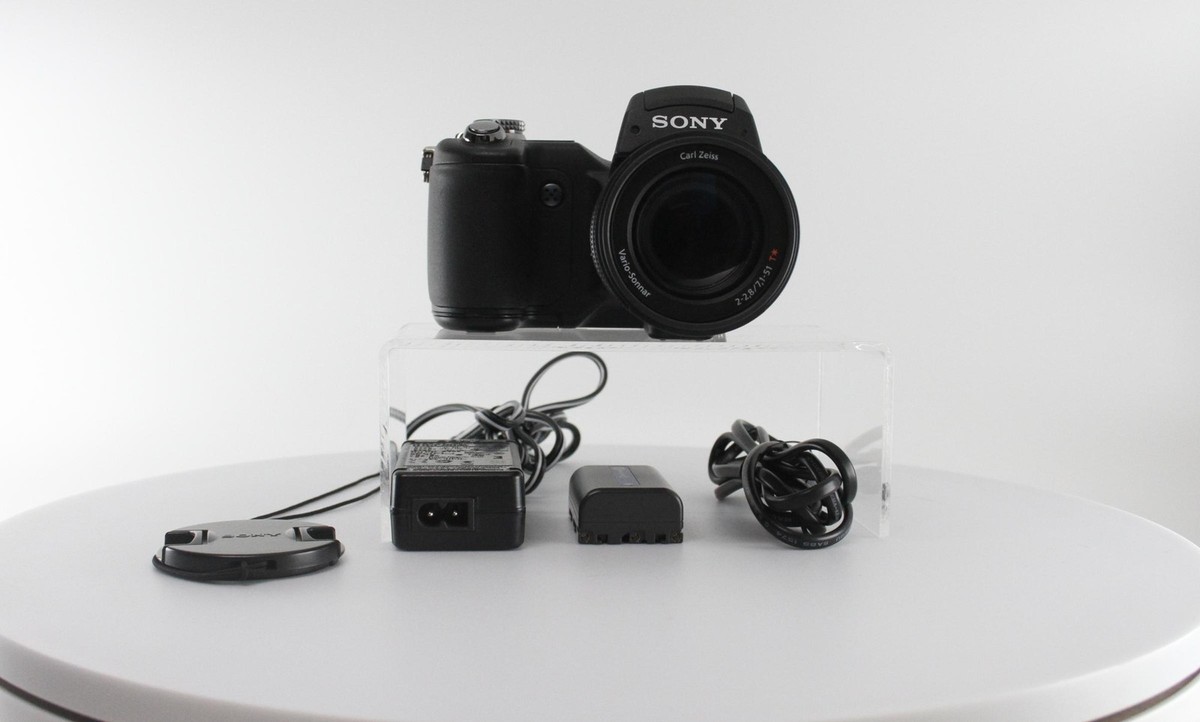 Vintage 2003 Sony 8MP Digital Camera with 7x Optical Zoom (DSC
