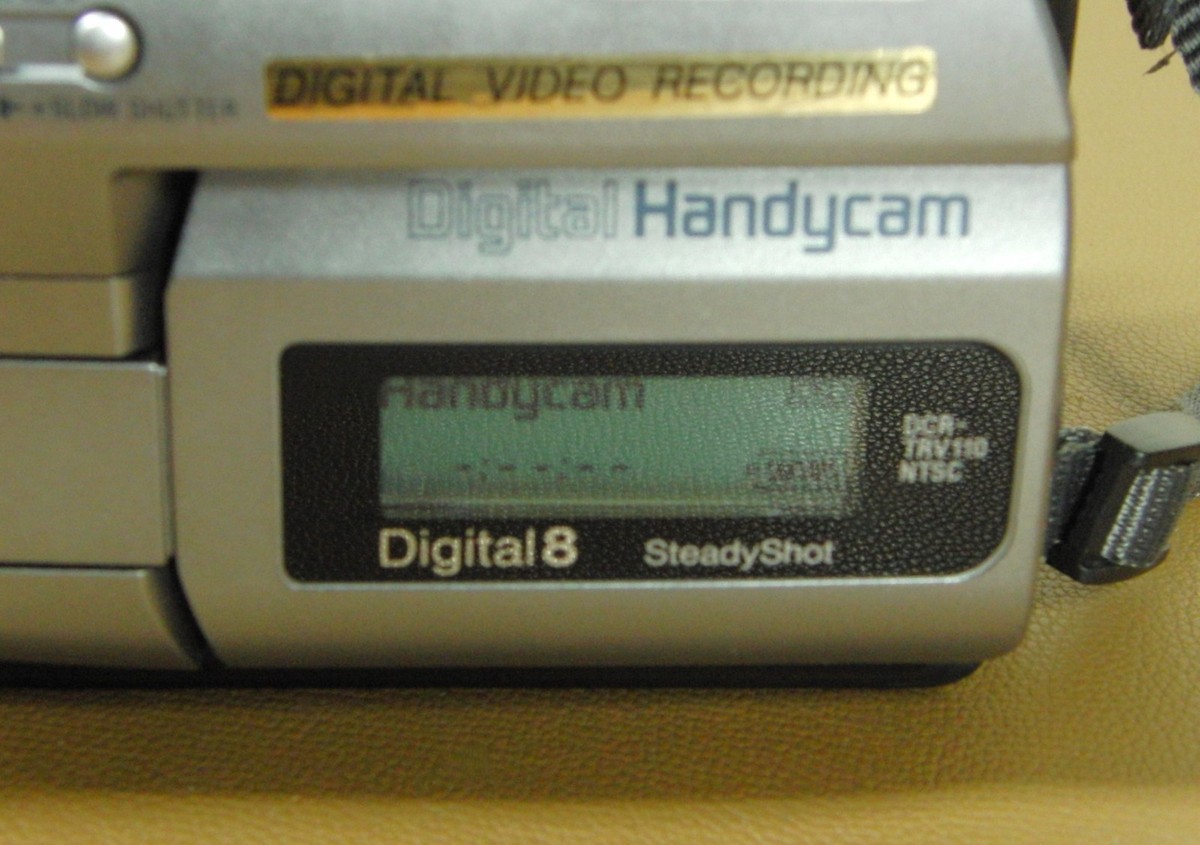 Sony HandyCam DCR-TRV110 Digital8 Video Camcorder w/ Accessories