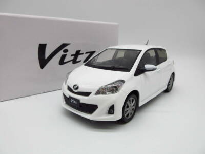 1:24 Toyota 3rd Vitz RS Yaris color sample Mini car Super White II