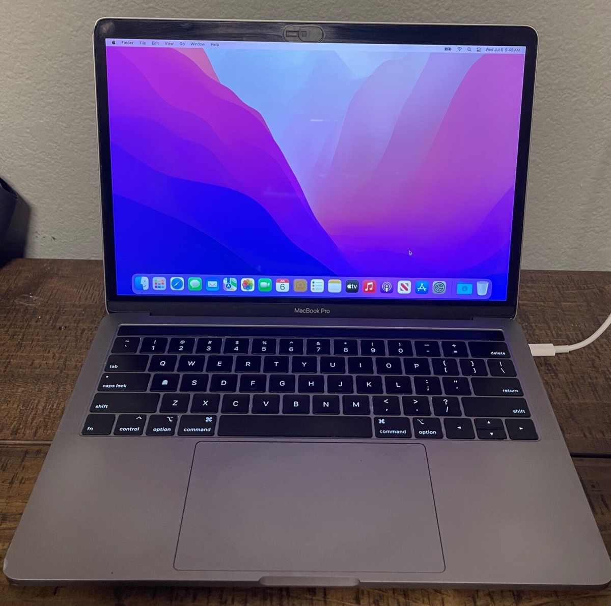 Apple MacBook Pro (13-inch, 2018, Four Thunderbolt 3 Port Touch