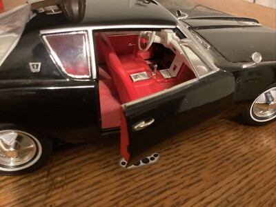 Signature 1/18 Scale Diecast 18101 - 1963 Studebaker Avanti