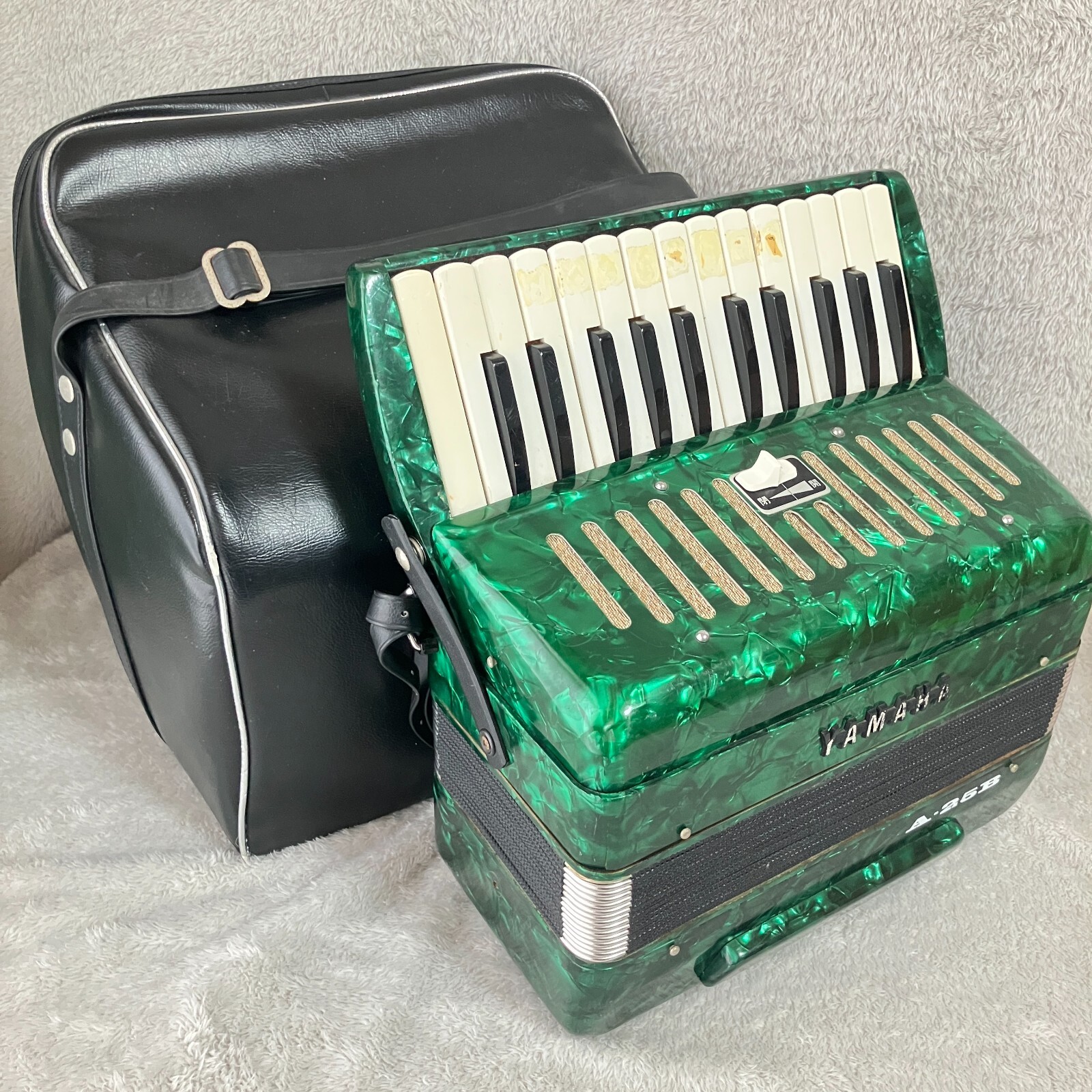 YAMAHA Accordion A-25B Green Keyboard 25 With Case. Made in Japan