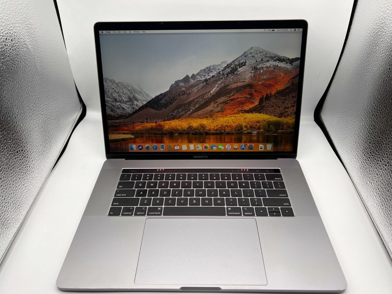 Apple MacBook Pro A1990 15