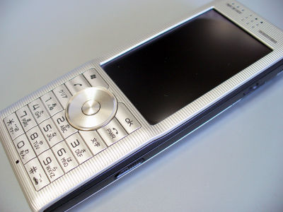 ウィルコムの最新スマートフォン「Advanced/W-ZERO3[es]」フォト