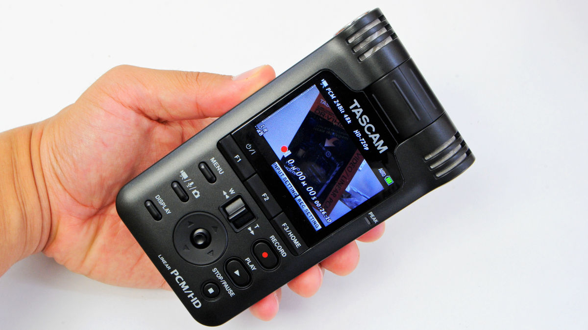 180度回転するカメラでHD映像を撮りつつリニアPCM録音ができる「DR