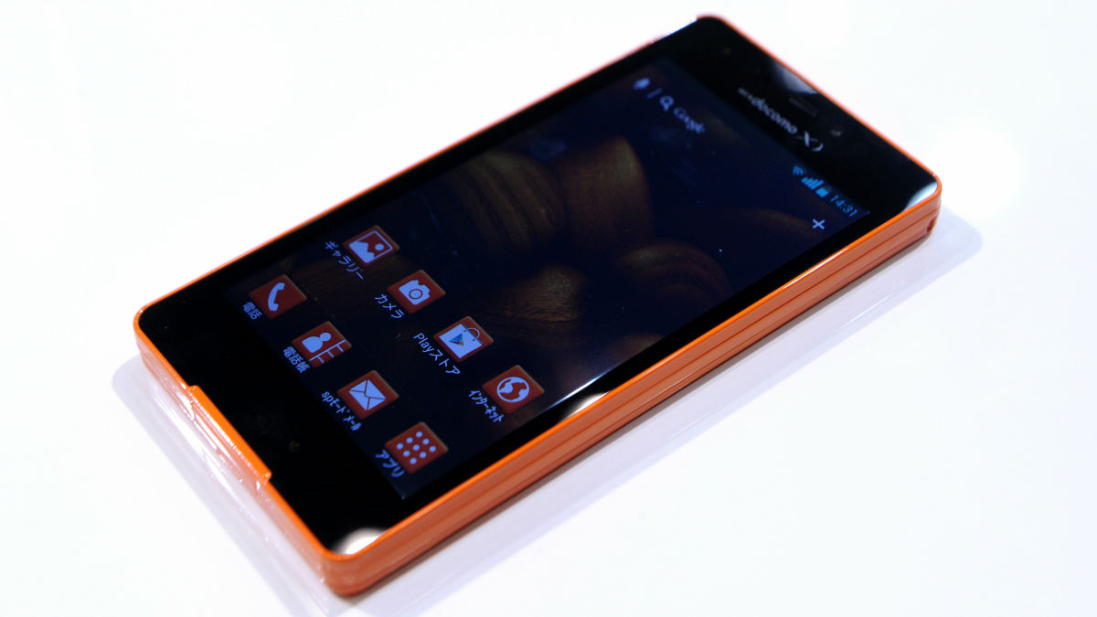 防水ボディに2100mAhの大容量バッテリーを備えたスタイリッシュスマホ