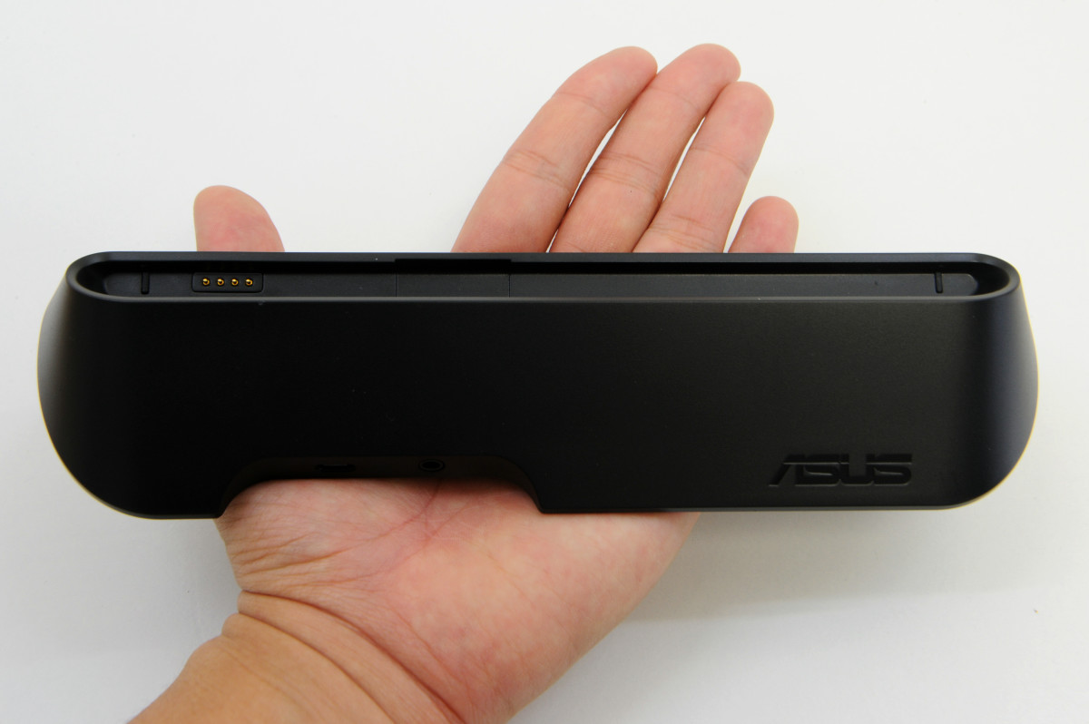 Nexus7」を机の上やベッドサイドでも快適に使い倒せる純正アクセサリー