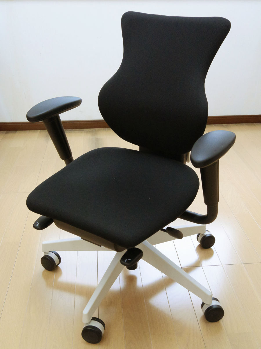 女性の体にフィットする設計でデスクワークを圧倒的に楽にするイス