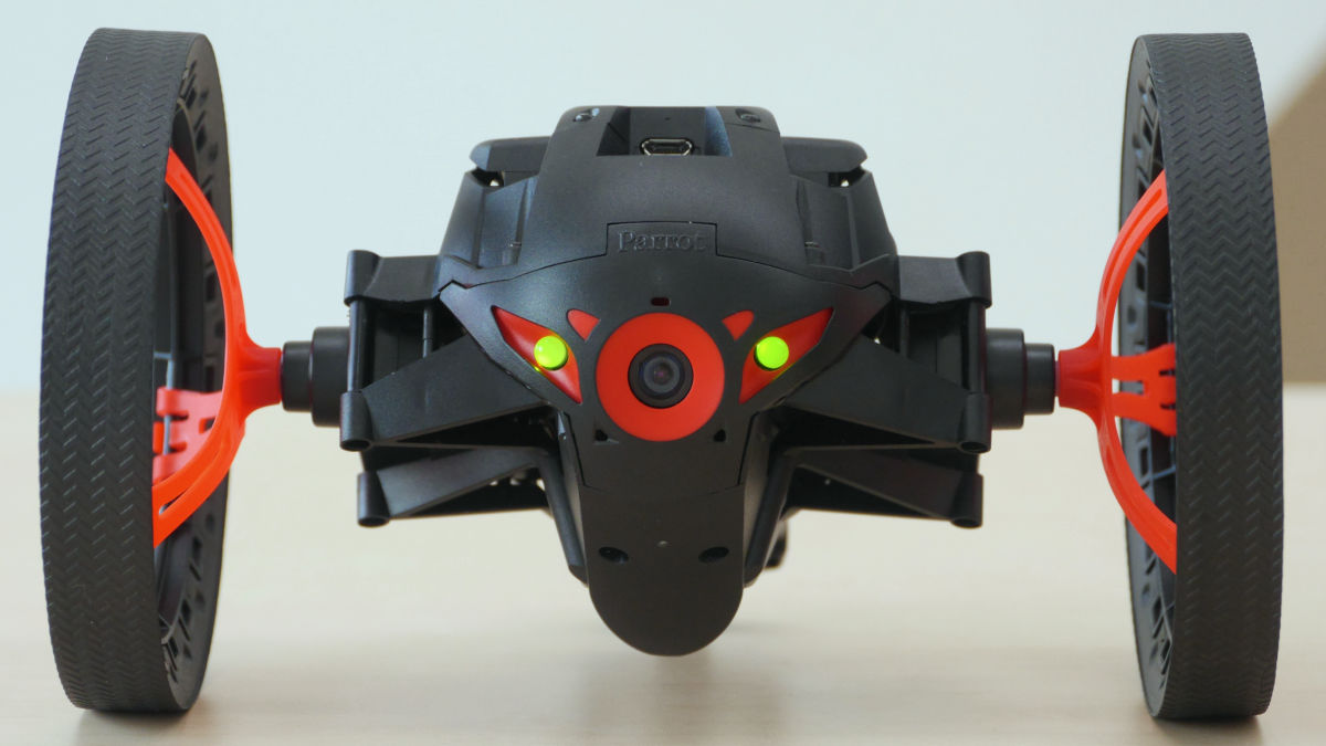 スマホでカメラの映像を見ながら操縦できるミニドローン「Jumping Sumo