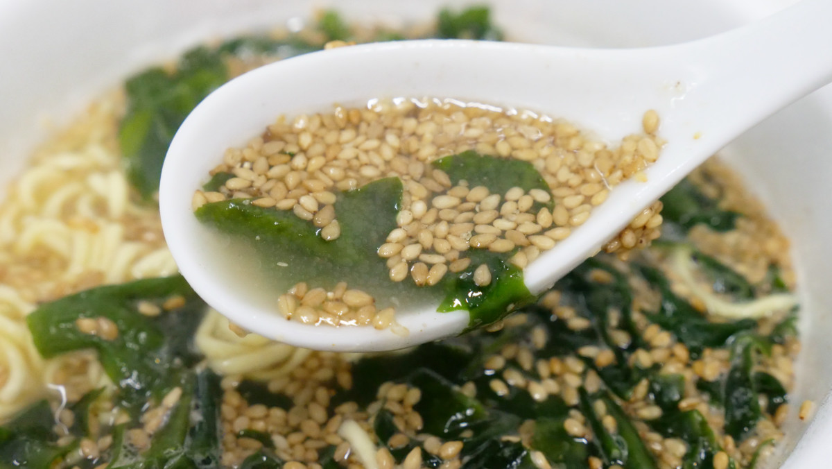 スープの表面をごまとワカメが覆い尽くすEDGE×わかめラーメン「ご