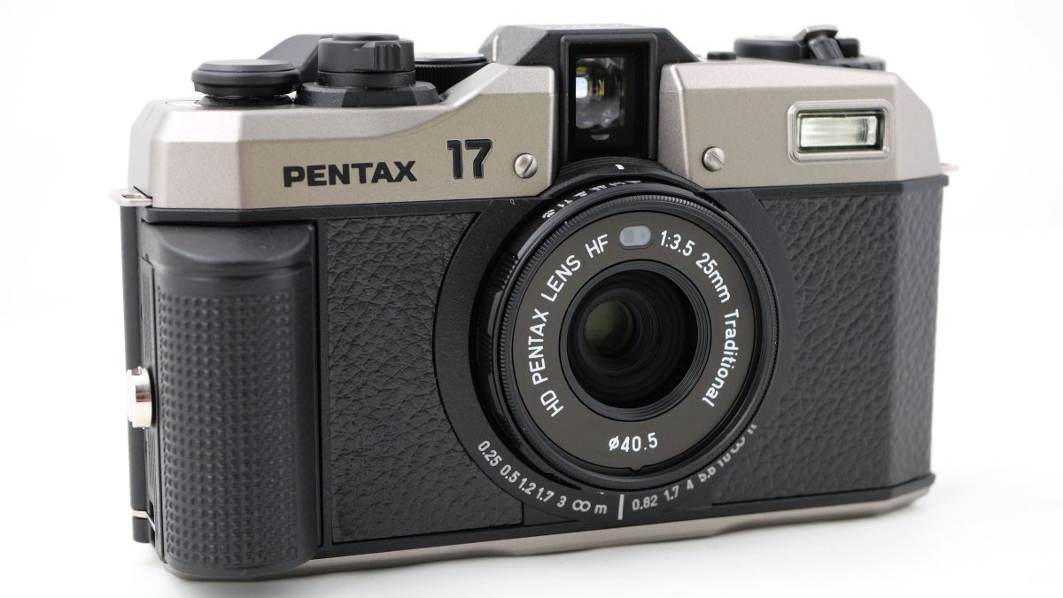 令和に現れた本格フィルムカメラ「PENTAX 17」の外観を細かくチェック