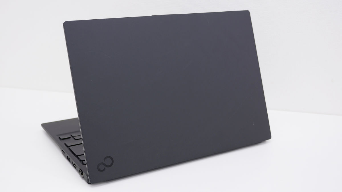 世界最軽量の約634gを実現した驚くほど軽すぎる富士通のノートPC「FMV