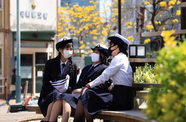 ミナト神戸に“船員の卵”たち りりしい制服姿に「頑張って」の声 | 総合