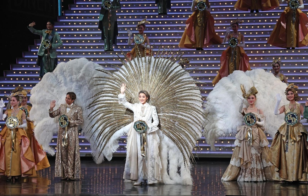 宝塚歌劇宙組「宝塚110年の恋のうた」「Razzle Dazzle」開幕 男役