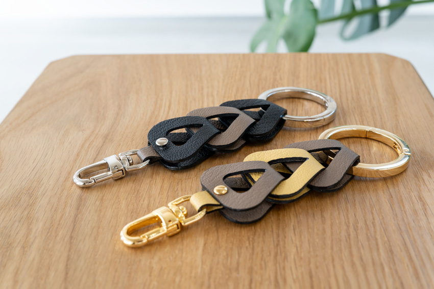 レザーをチェーンに見立てた「アンキュレ」。シュリー革で叶える上品な