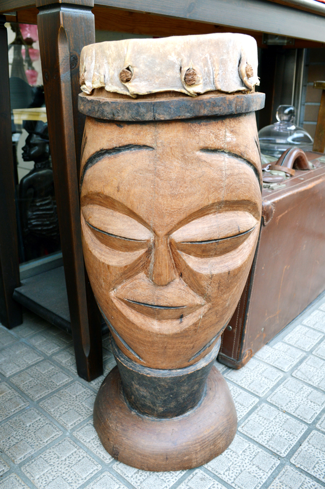 とても安らかなお顔の木彫り太鼓 | 骨董品の買取なら杉並区の道具屋 慈光