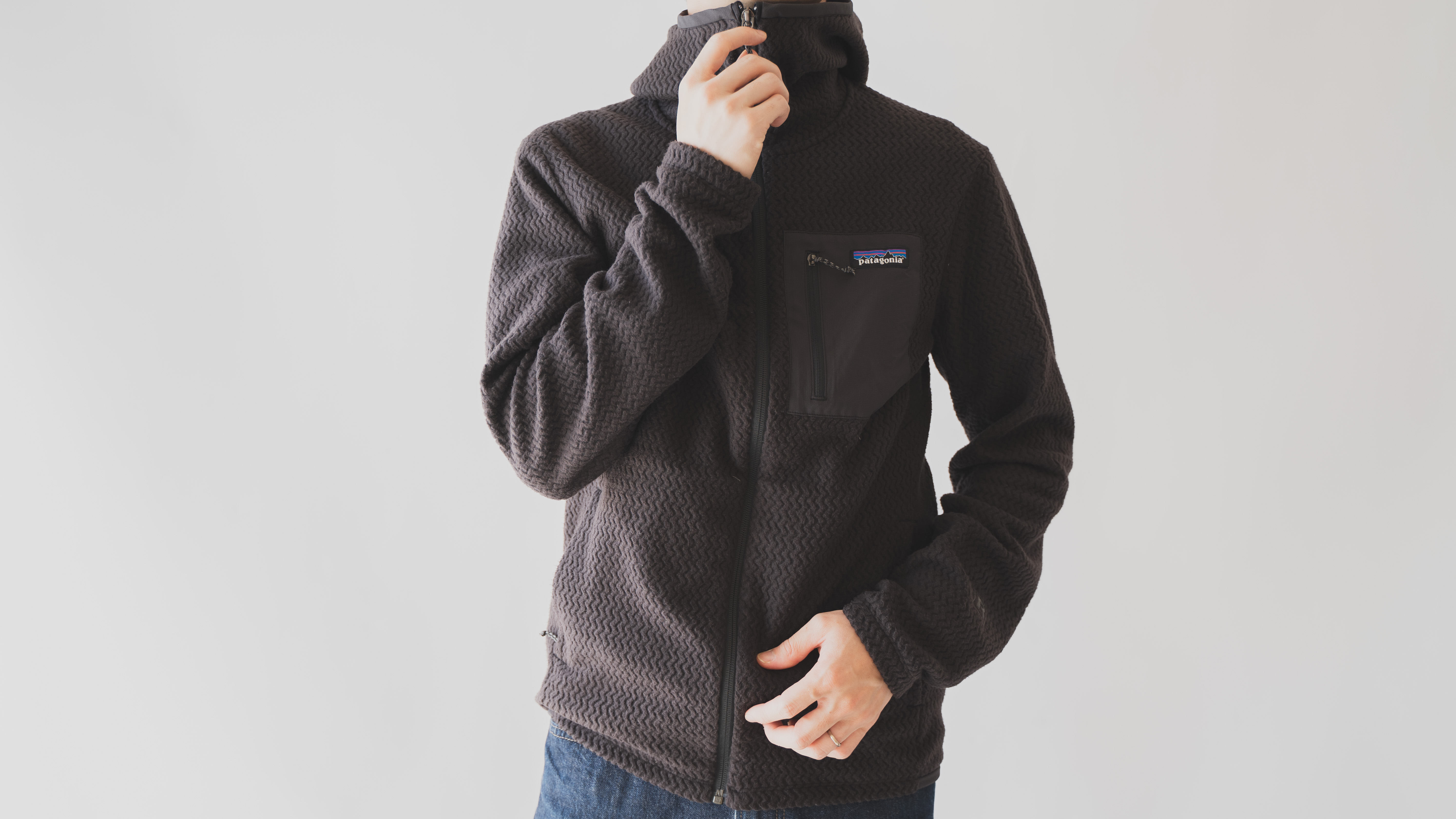 パタゴニアの「R1エア・フルジップ・フーディ」レビュー。暖かいのに風