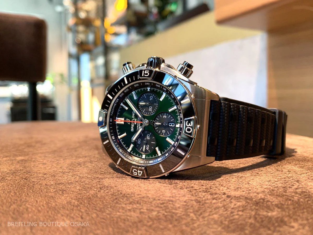 ブティック限定】”スーパークロノマット B01 44″グリーン文字盤入荷