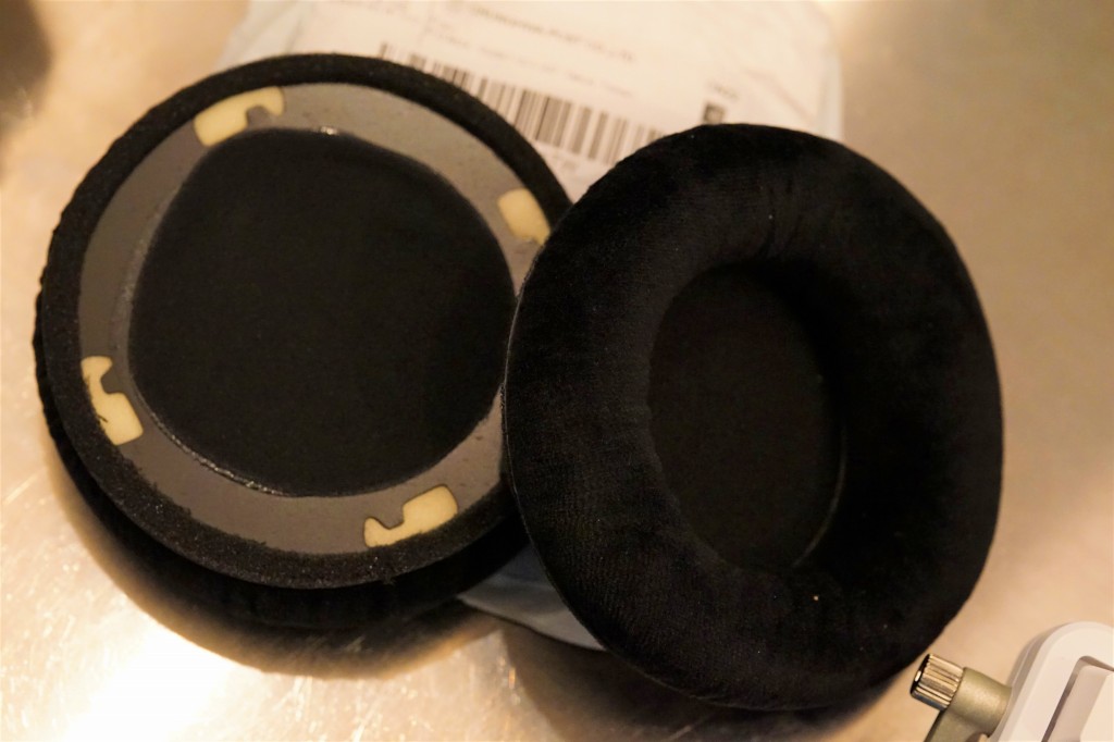 今度はAKG Q701のイヤーパッドをAliexpressで買って交換しました