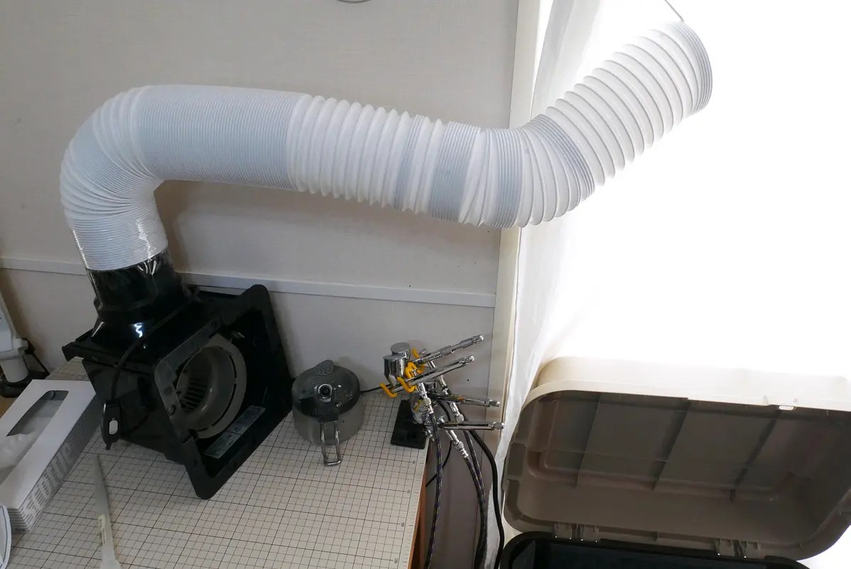 プラモデル塗装ブース自作、とは言え換気扇とダクトを繋げただけ