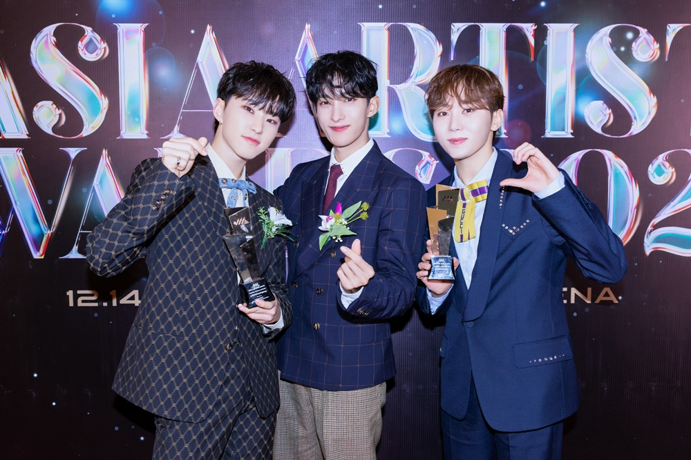 SEVENTEEN : Triumphs at the 2023 Asia Artist Awards, collecting