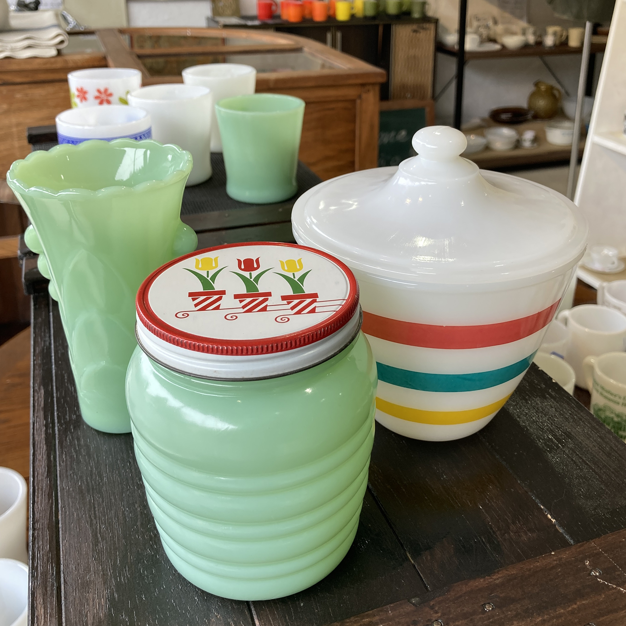 Fire-king 1950年代の花瓶とグリースジャー。 | マメチコ Fashion&vintage