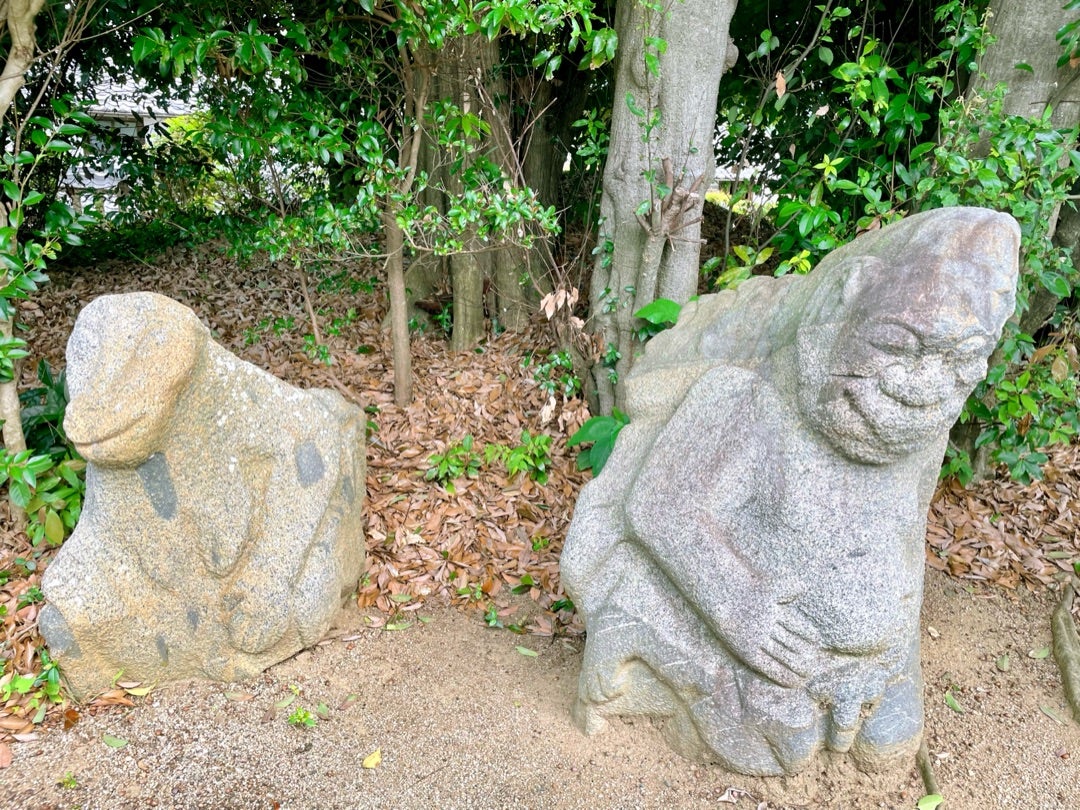 飛鳥の謎の石造物vol.2】柵の向こうに潜むミステリー「猿石」の謎を