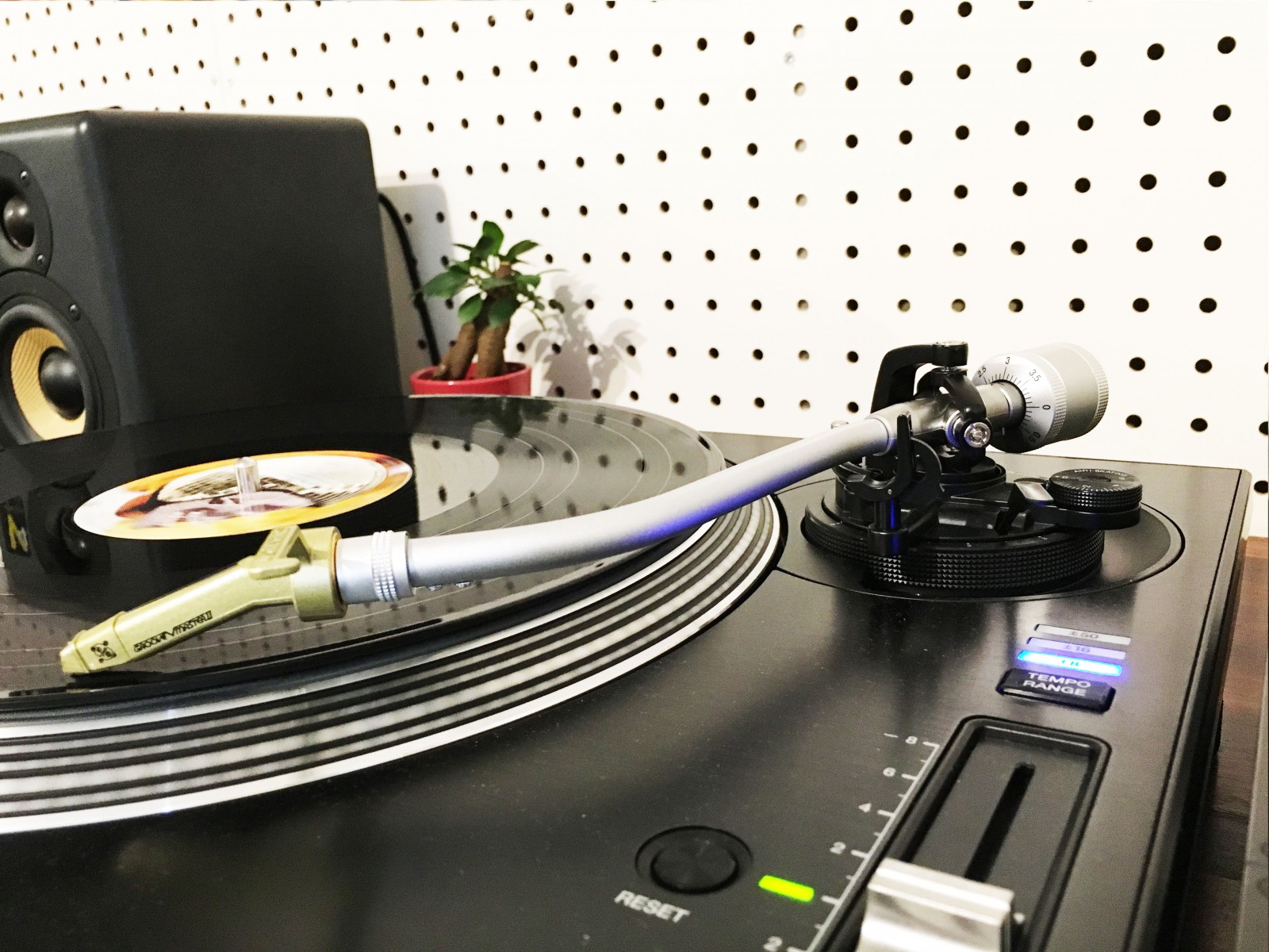 ターンテーブルの今と昔。Pioneer DJ『PLX-1000』とあの名機を聴き比べ