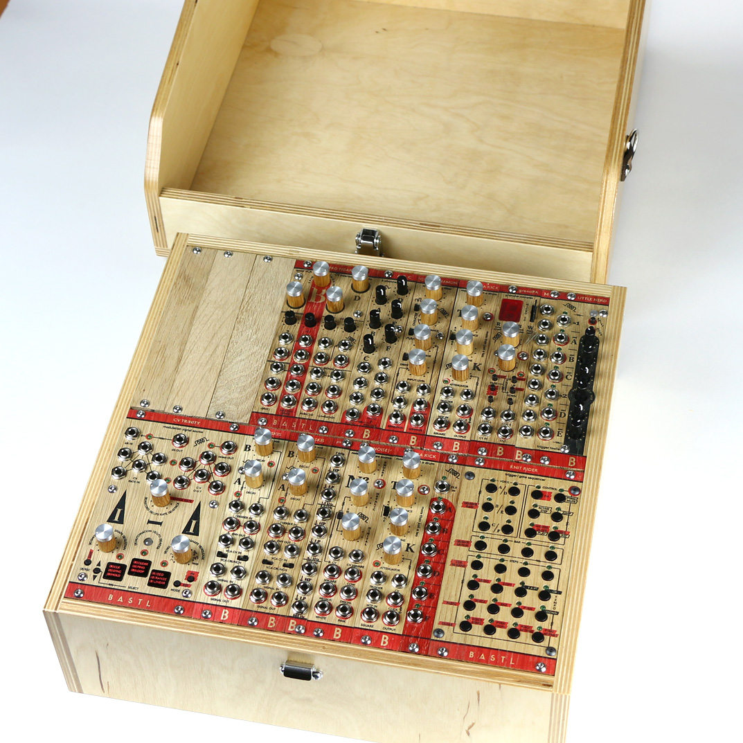 あの木製パネルのモジュラー・シンセがいよいよ国内でも買える