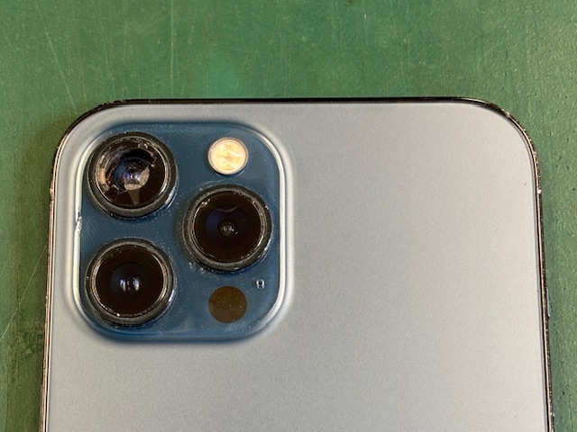 iPhone 12 Pro Max】カメラレンズが割れて穴が…背面カメラガラスの修理