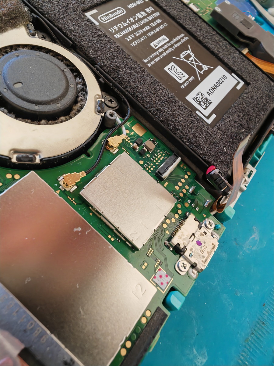 Nintendo Switch Liteの修理（バッテリーコネクタ破損修理・交換