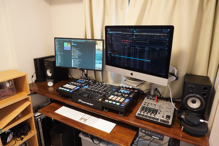 最強の自宅DJブース向けテーブル(電動昇降スタンディングテーブル