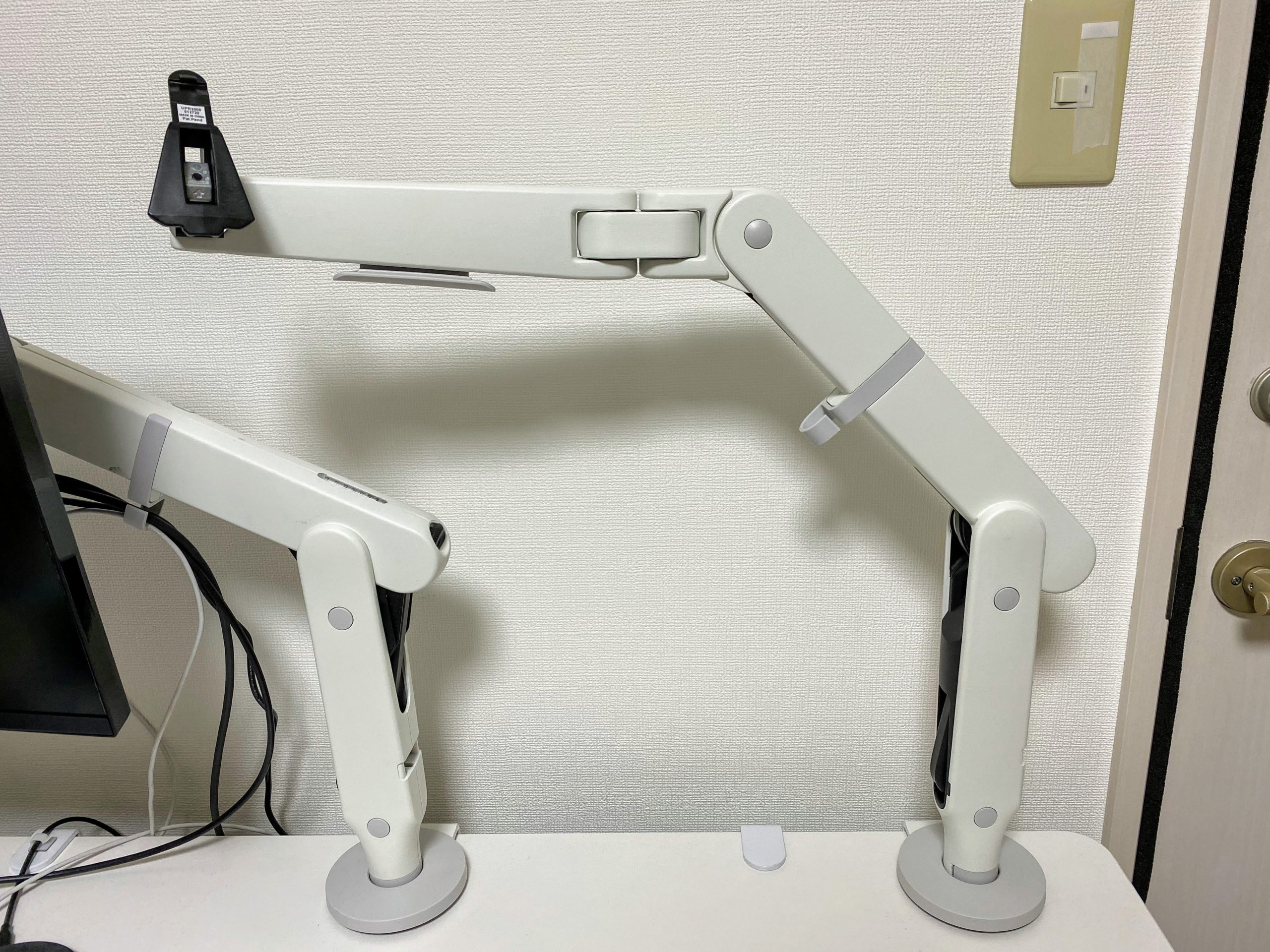 ウルトラワイドモニターやノートパソコンも支えられるハーマンミラーの