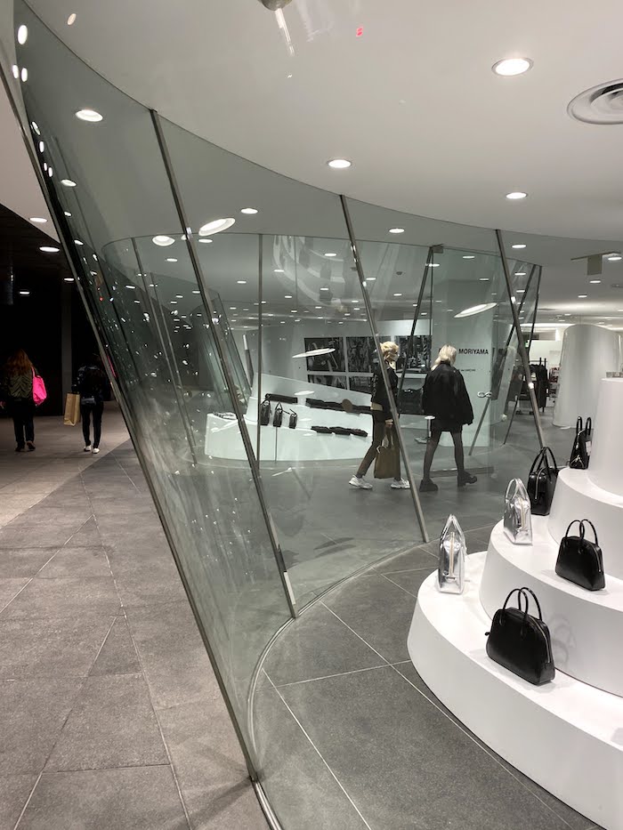 曲面ガラスが美しいフィーチャー・システムズ 往年のデザイン