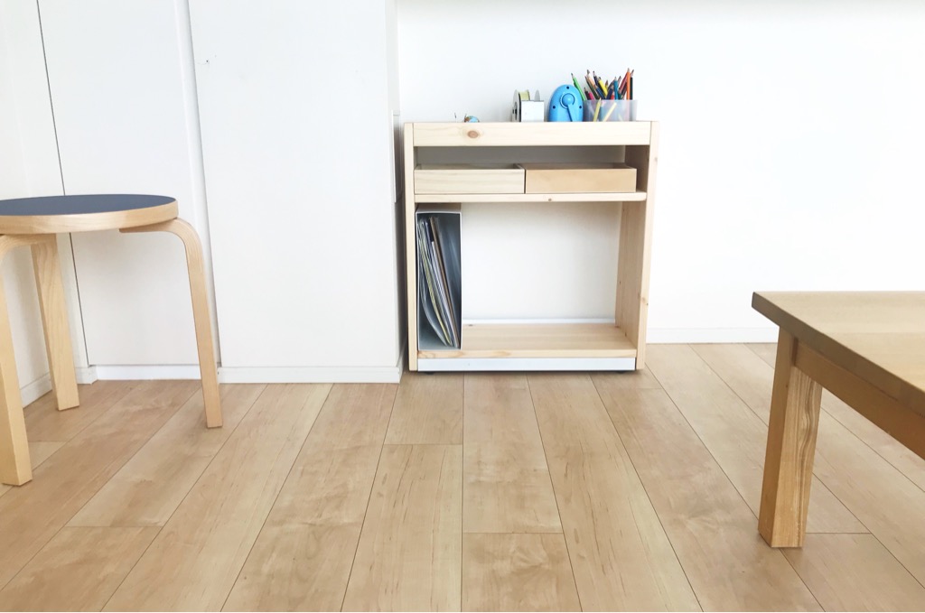 リビング学習スペース：無印良品のパイン材デスクワゴンは、コンパクト