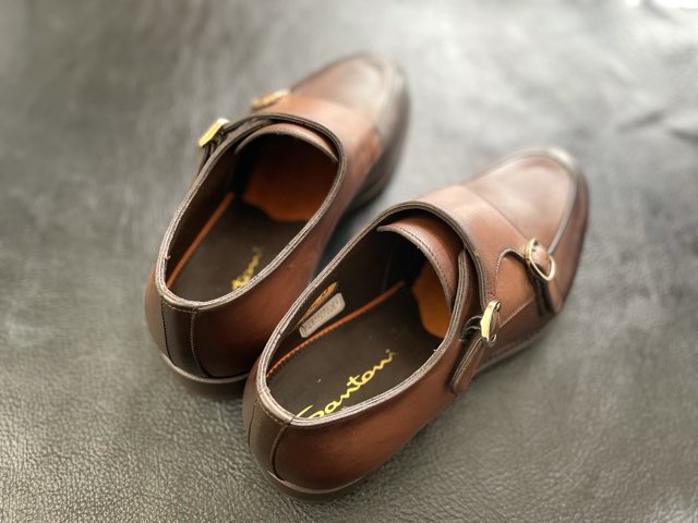 サントーニのダブルモンクストラップをレビュー！手染めの色彩が美しい