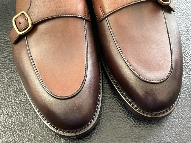 サントーニのダブルモンクストラップをレビュー！手染めの色彩が美しい