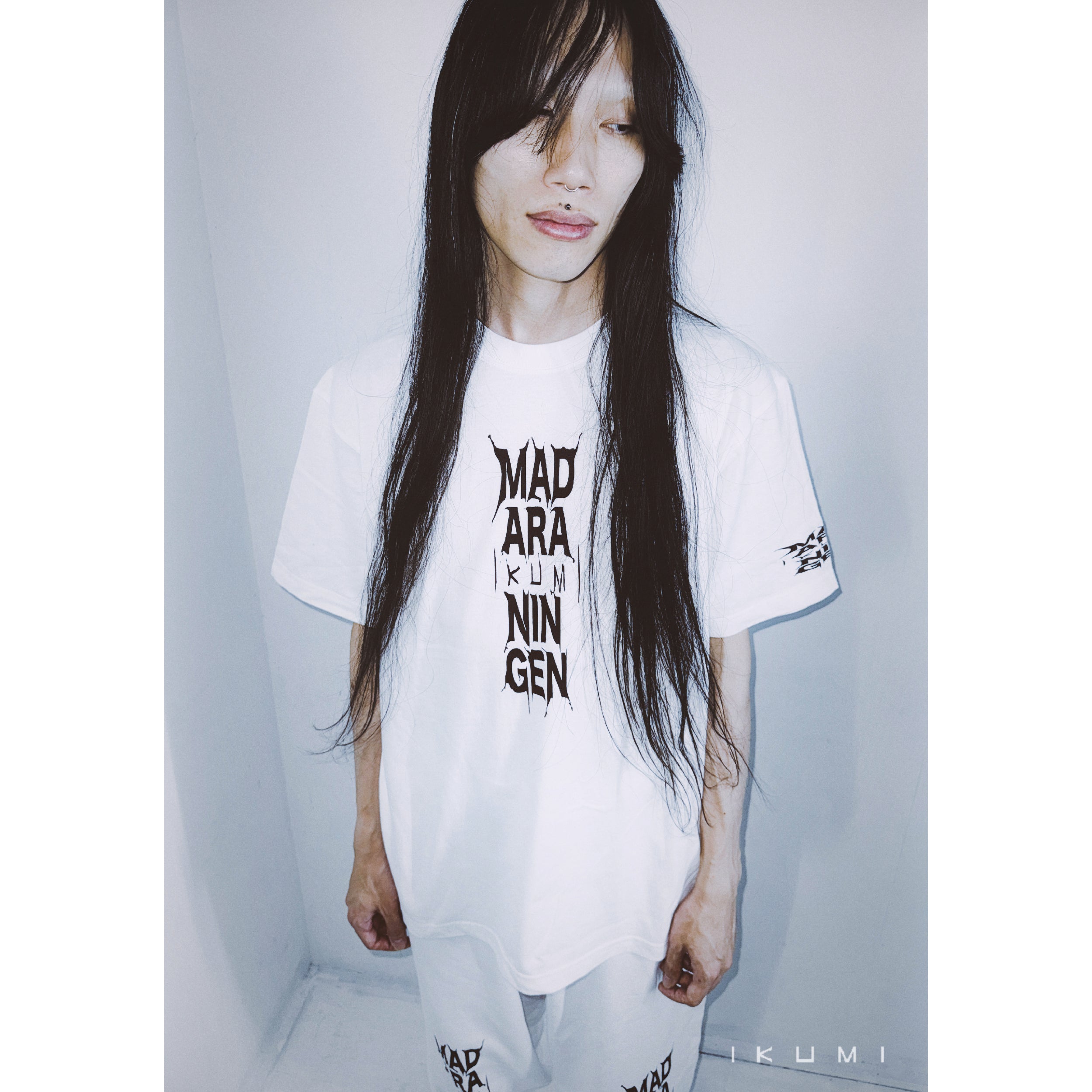 IKUMI×MADARANINGEN Bizzare LOGO T-shirt